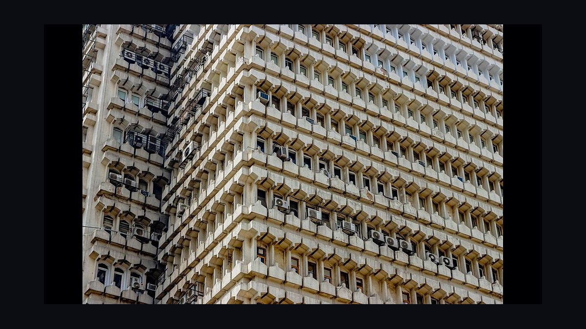 How do I set up a sales compensation plan for a fractional CRO's first quarter in 2027 — figure 5
