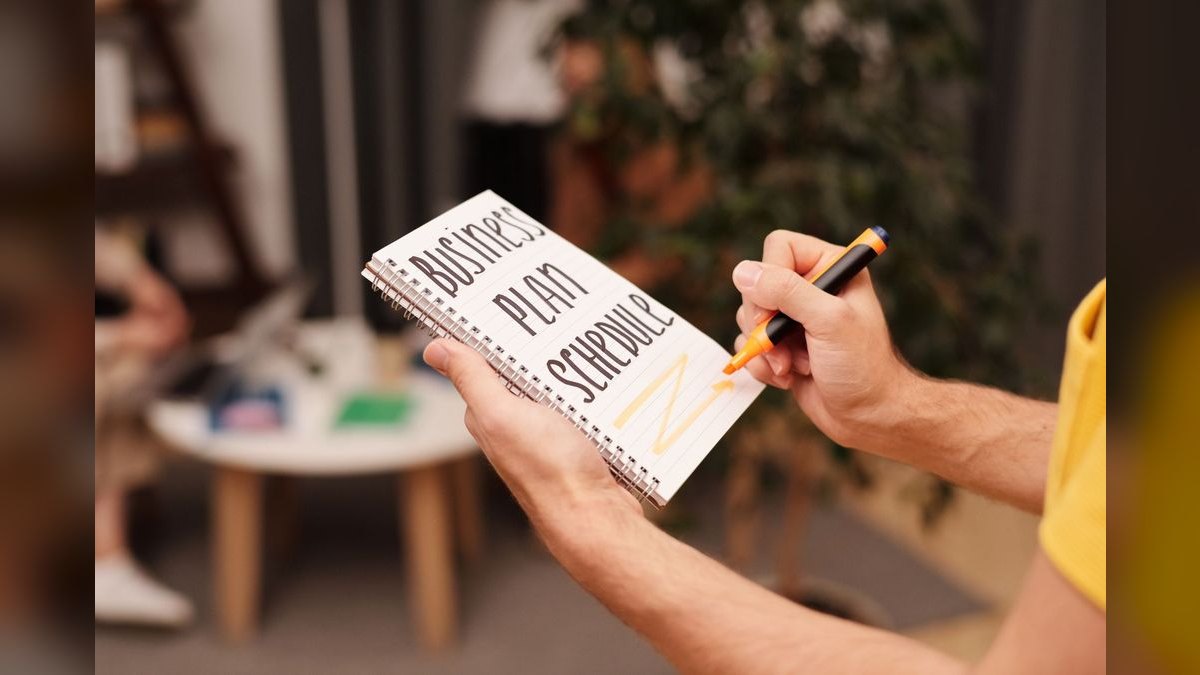 How Many Salespeople Should I Schedule Each Day at My Apparel Boutique — figure 2