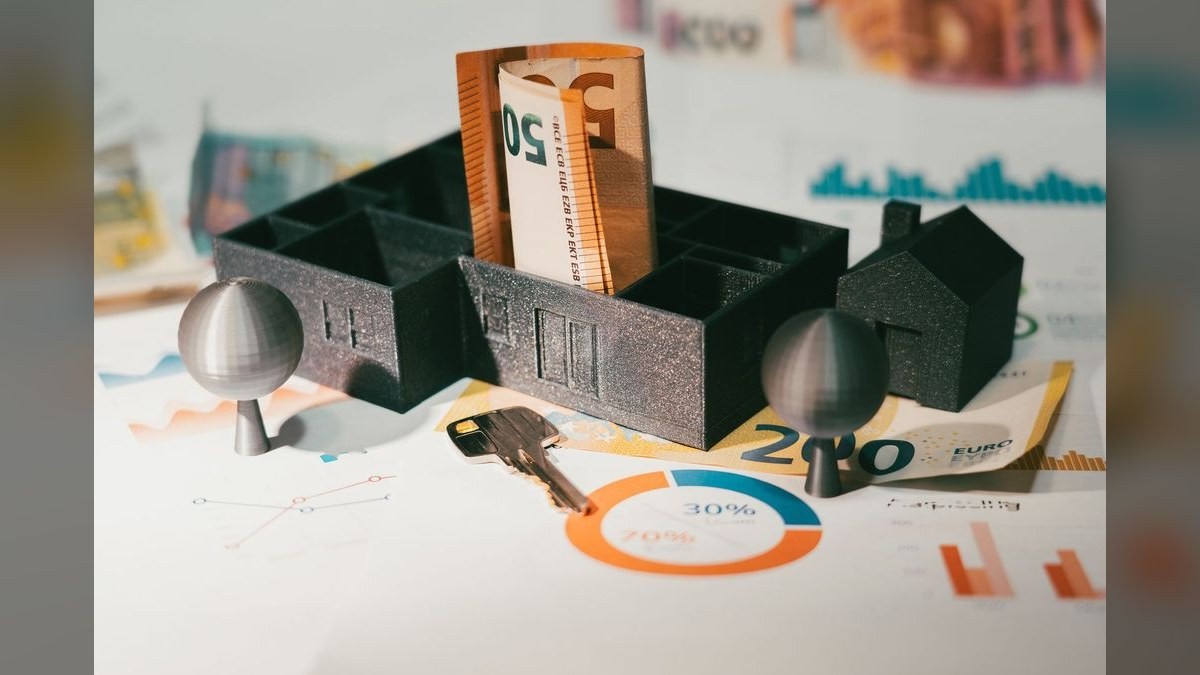 How does a fractional CRO fix forecasting at a real estate company in 2027?