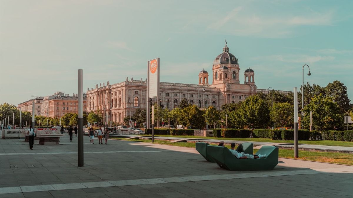 How do I find a fractional CRO in Vienna in 2027?