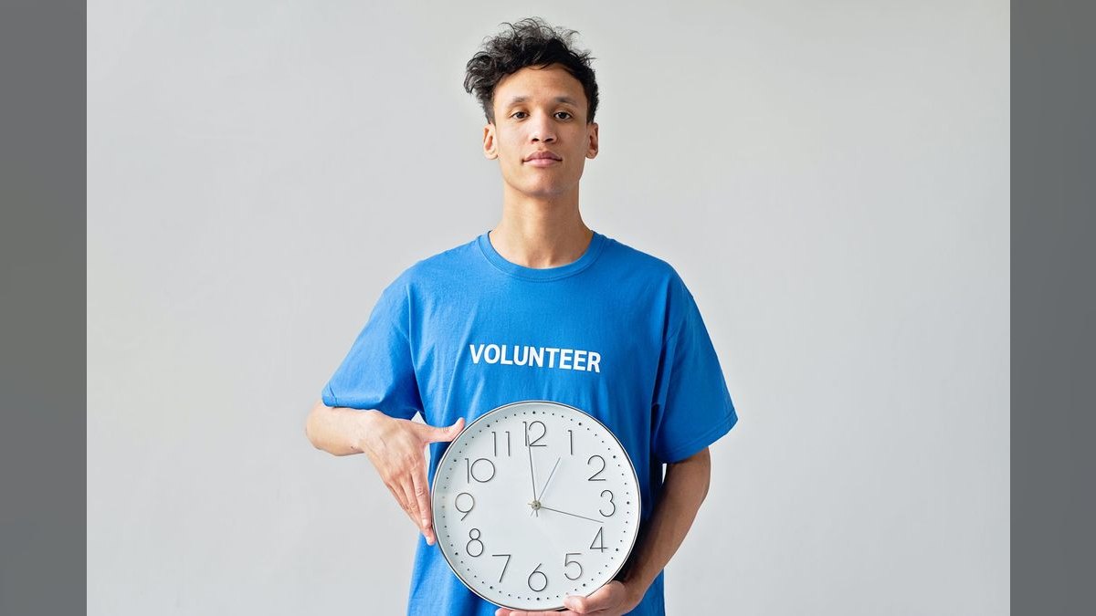 How do I hire a part-time CRO for a consumer subscription company in 2027?