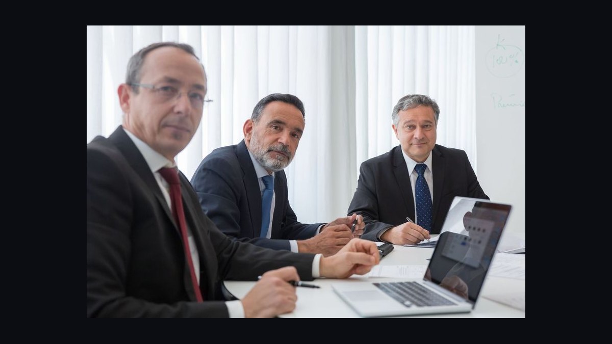 How do I hire an interim CRO for an insurtech company in 2027?