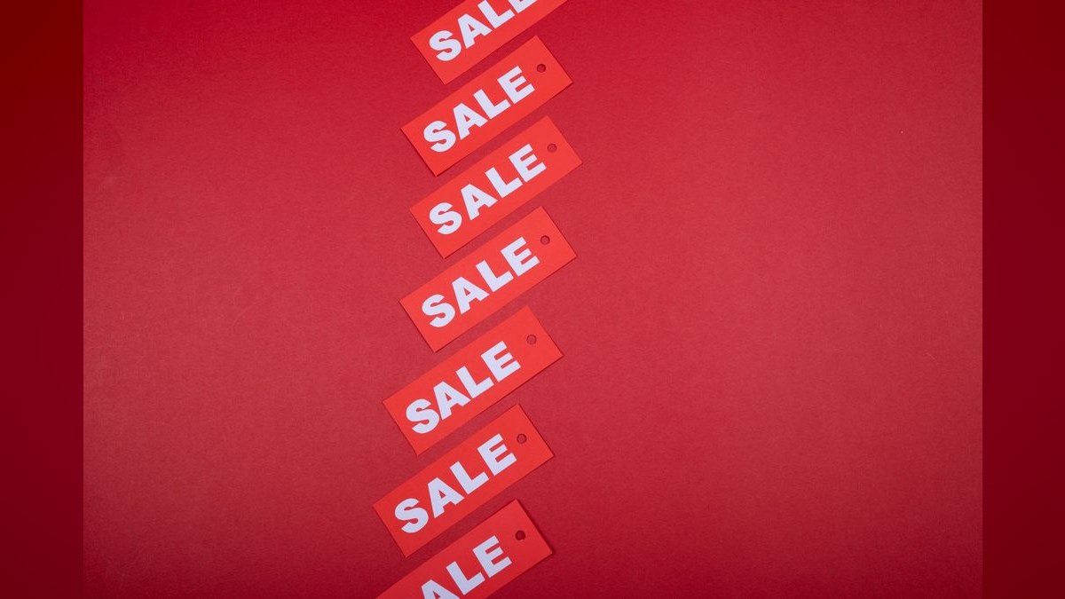 How does a fractional CRO align sales and marketing at a B2B SaaS startup in 2027?