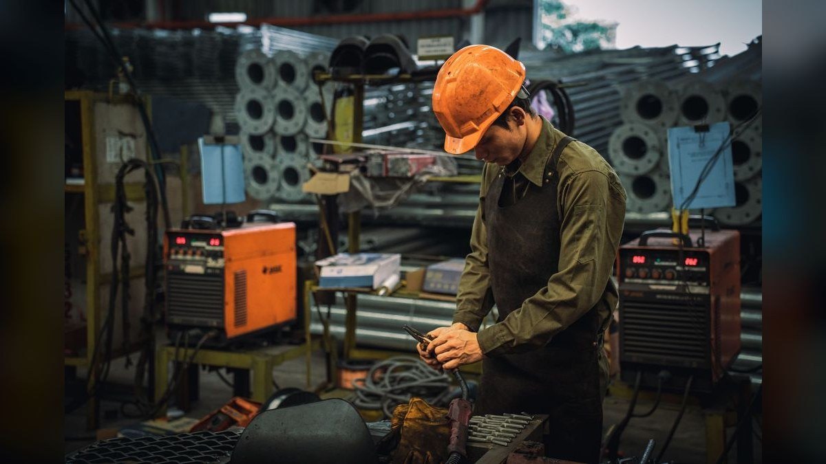 What should a manufacturing company look for when hiring a fractional CRO in 2027?
