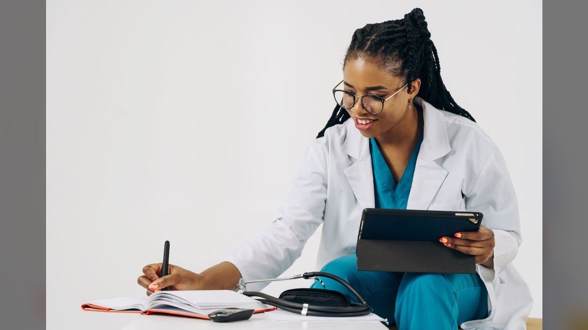 How do I hire a fractional CRO for a healthtech business in 2027?