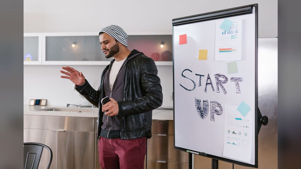 What does a fractional CRO do for a AI startup business — figure 3