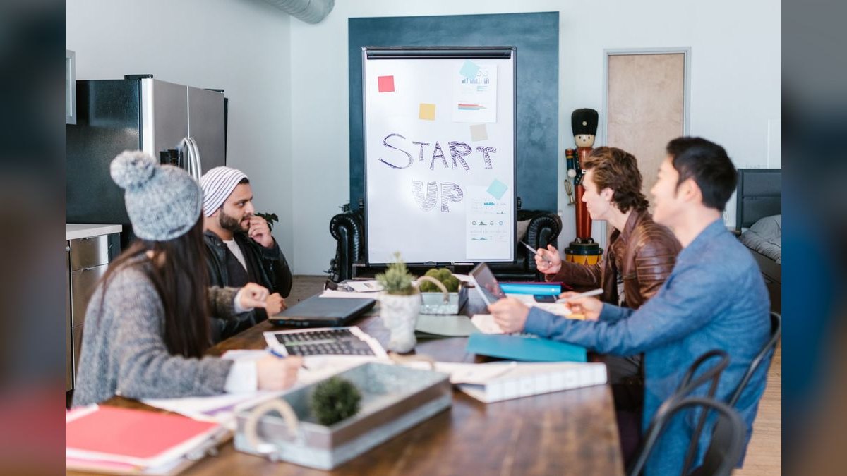 What does a fractional CRO do for a AI startup business — figure 4