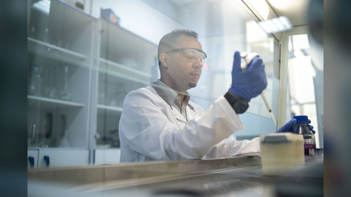 What does a fractional CRO do for a life sciences business — figure 1