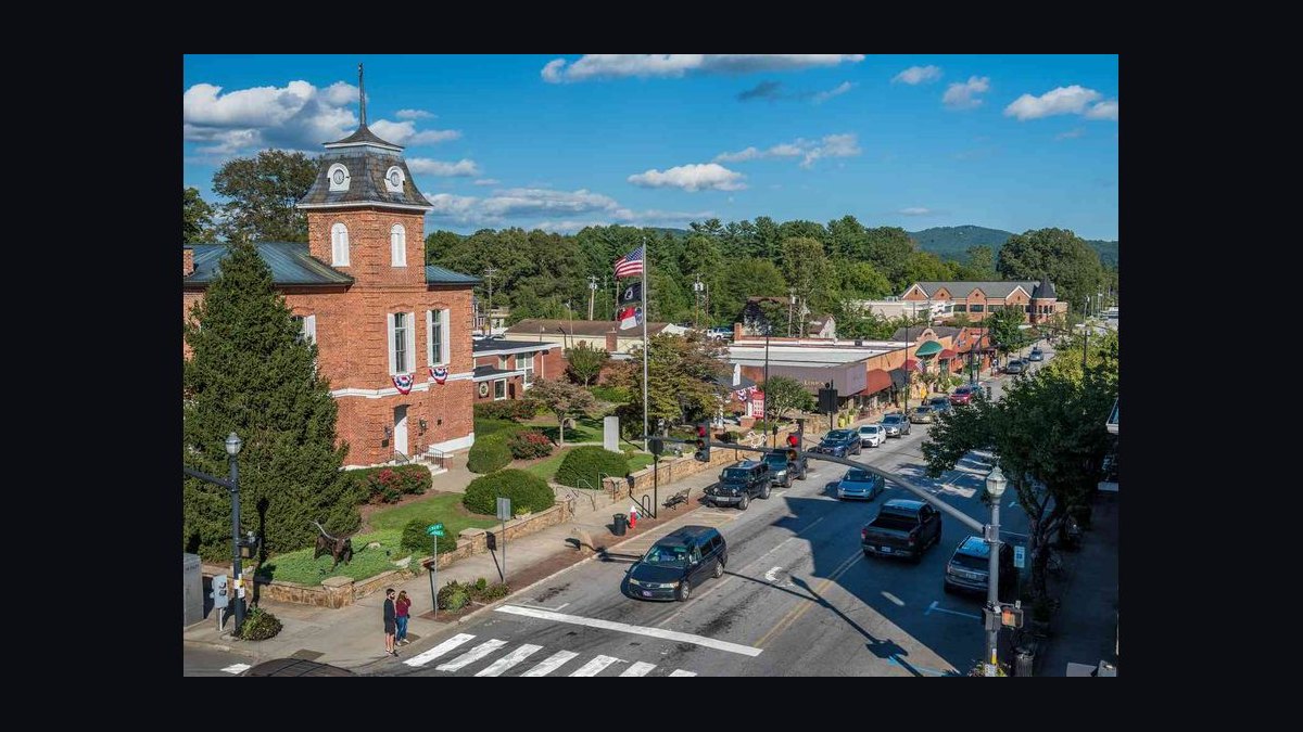 10 Best Small Towns to Retire in 2027 (Affordable, Walkable, Charming)