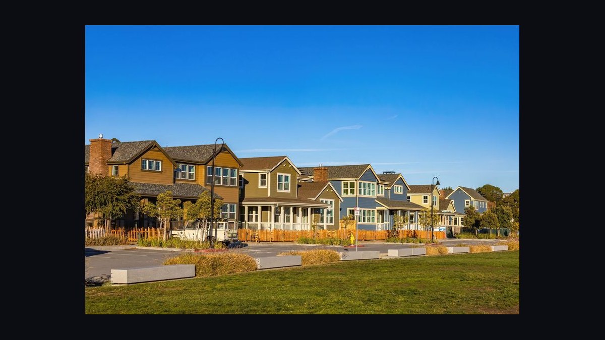 What Is the Average Monthly Budget for Living in a Suburb in 2027?